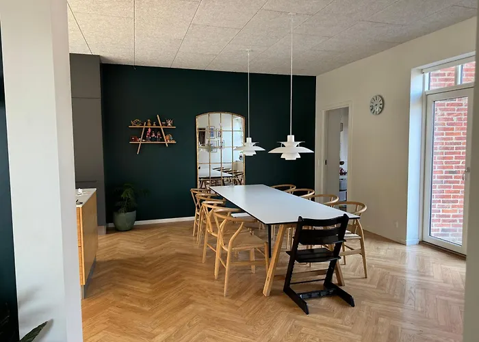 Stort Ved Havnen I Centrum Villa